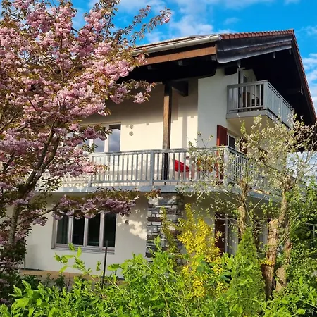 Grosszuegige Mit Terrasse Und Garten Apartmán *